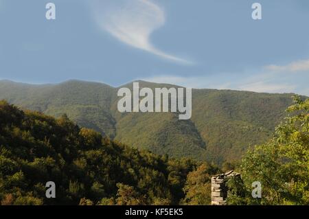 Cirrus uncinus la formazione di nube, oltre agli abbandonati, appennino. villaggio del vecchio, connio carrega ligure, nella regione del Piemonte, Italia settentrionale. Foto Stock