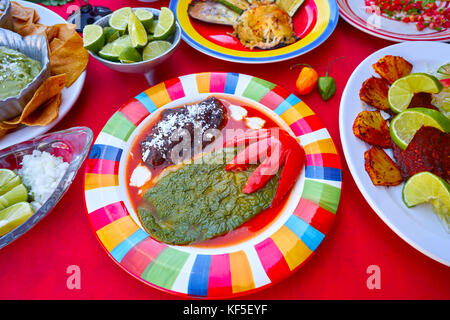 Ricette messicana mescolare in un colorato tavolo con salse dal Messico Foto Stock