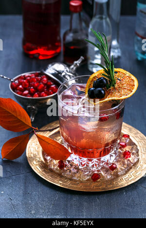 Barra di alcool, bicchiere da cocktail sul bancone bar Foto Stock