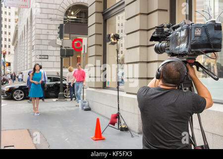 San Francisco, USA - 13 settembre 2017: Un cameraman professionista maschile sta trasmettendo una giornalista donna in un angolo di San Francisco. Foto Stock