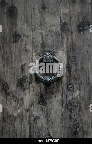 Rustico porta medievale knock, Palma di Mallorca, Spagna. Foto Stock