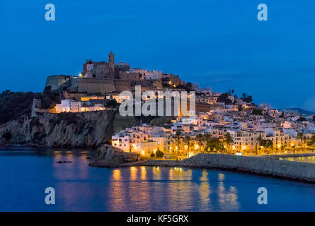 La città di Ibiza e la cattedrale di santa maria d'Eivissa di notte, ibiza, isole Baleari, Spagna. Foto Stock