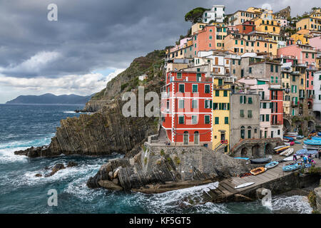 L'affascinante architettura nel borgo di Riomaggiore, cinque terre Liguria, Italia. Foto Stock