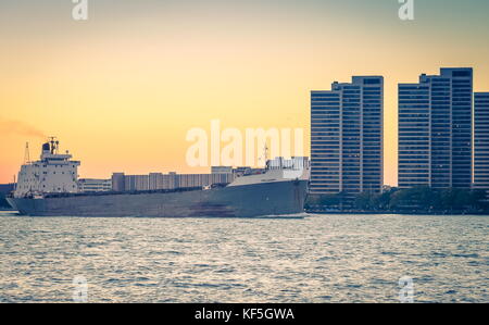 Detroit, MI, Stati Uniti d'America - 1 ottobre 2016: il tecumseh portarinfuse nave sul fiume Detroit al tramonto visto da Windsor, Ontario, Canada. Foto Stock