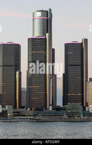 Detroit, MI, Stati Uniti d'America - 2° ottobre 2016: il centro del rinascimento (noto anche come il gm renaissance center e soprannominato il rencen) è un gruppo di sette int Foto Stock