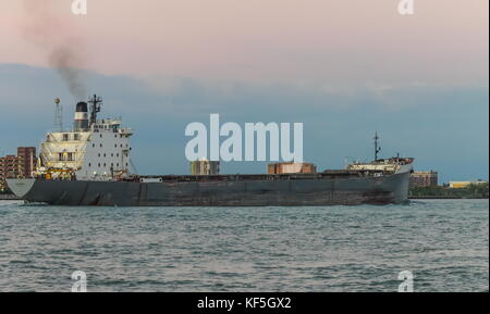 Detroit, MI, Stati Uniti d'America - 2 ottobre 2016: il tecumseh portarinfuse nave sul fiume Detroit al tramonto visto da Windsor, Ontario, Canada. Foto Stock