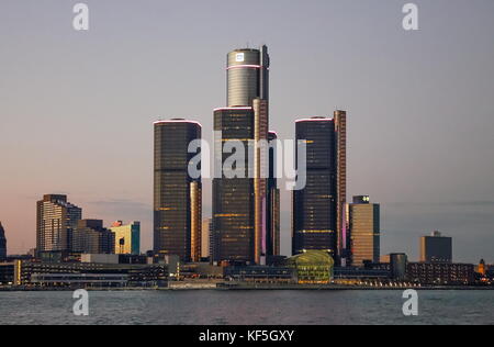 Detroit, MI, Stati Uniti d'America - 2° ottobre 2016: Detroit skyline della citta' al tramonto visto da Windsor, Ontario, Canada. Foto Stock