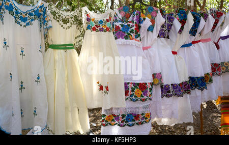 Chichen Itza ricamato abiti in outdoor shop messico yucatan Foto Stock