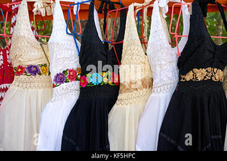 Chichen Itza ricamato abiti in outdoor shop messico yucatan Foto Stock