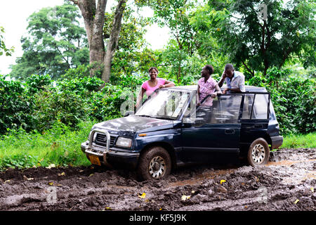 Bloccato in un fangoso strada africana. Foto Stock