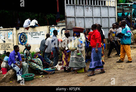 Maasai tribesmen in un colorato bovini e prodotti freschi di mercato nel nord della Tanzania. Foto Stock