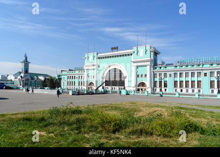 Novosibirsk, Russia - 29 Giugno 2017: costruzione di Novosibirsk stazione ferroviaria in Siberia. È stato costruito nel 1939. Foto Stock