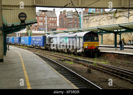 Classe 66 locomotore (direct rail services) su un treno merci a Carlisle Foto Stock