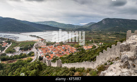 Parte delle mura di Ston - le fortificazioni più lunga in Europa che sono state costruite nel XIV secolo dalla repubblica di Dubrovnik, per proteggere sale pianure. Foto Stock