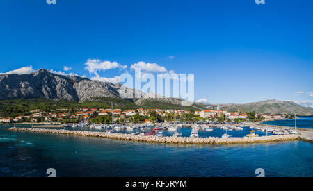 Una immagine multipla panorama di orebic marina visto ai piedi del monte ilja (mount Elia) - il picco più alto sulla penisola di Peljesac in Croazia. Foto Stock