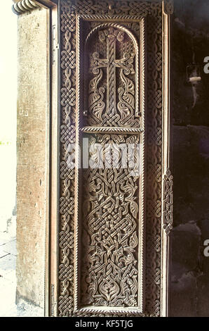 Scolpite sulla croce di legno sulla porta anteriore della chiesa di st. hripsime in echmiadzin Foto Stock