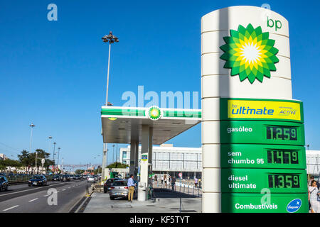 Lisbona Portogallo,Belem,Avenida Brasilia,parkway,bp,British Petroleum,distributore di benzina,pompa,prezzo,ispanico,immigrati immigrati,portoghese,PT170630152 Foto Stock