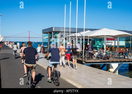 Lisbona Portogallo, Belem, fiume Tago, lungomare, passeggiata, Confeitaria Nacional, caffè, al fresco, marciapiede fuori tavoli strada da pranzo, ristorante Foto Stock