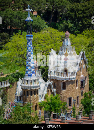 Barcellona, Spagna - 1° giugno 2013: Il famoso Parco Guell a Barcellona, Spagna. L'imponente e famoso parco è stato progettato da Antoni Gaudí. Foto Stock