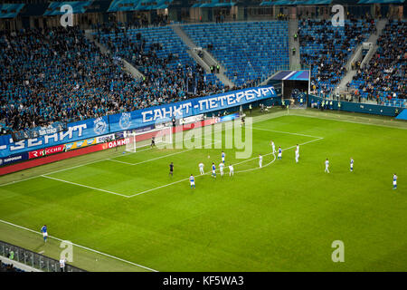 San Pietroburgo, Russia-okt 21, 2017: un calcio di rigore è di cui al gate di zenit durante il gioco. russo champions partita di calcio tra zenit e dinamo Foto Stock