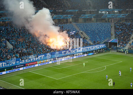 San Pietroburgo, Russia-okt 21, 2017: il fuoco e il fumo dal missile sono su zenit tifosi settore. russian cup partita di calcio tra zenit e dinamo san Foto Stock