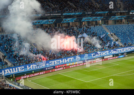 San Pietroburgo, Russia-okt 21, 2017: la zenit ventole con settore incendi è oltre il cancello. campionato russo partita di calcio tra zenit e dinamo sai Foto Stock