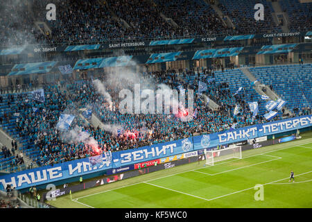 San Pietroburgo, Russia-okt 21, 2017: rosso fuoco da missili è su zenit tifosi settore. russo champions partita di calcio tra zenit e dinamo san Foto Stock