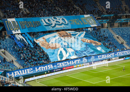 San Pietroburgo, Russia-circa okt, 2017: grande banner è distesi su zenit tifosi settore campionato russo partita di calcio tra zenit e dinamo Foto Stock