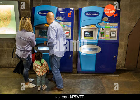 Lisbona Portogallo, Rato, Metro Lisboa, metropolitana, stazione, biglietto, distributore automatico, uomo ispanico uomini maschio, donna donne, ragazza ragazze, bambini bambini bambini Foto Stock