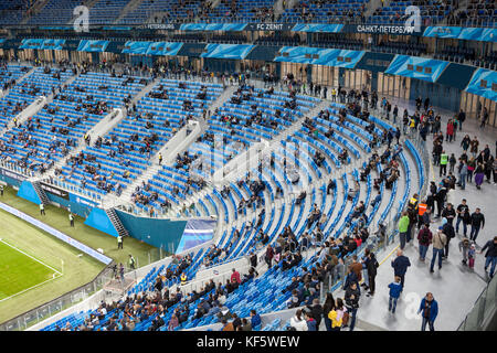 San Pietroburgo, Russia-okt 21, 2017: la gente a prendere i luoghi sulla partita di calcio. russo champions partita di calcio tra zenit e dinamo saint-petersbur Foto Stock