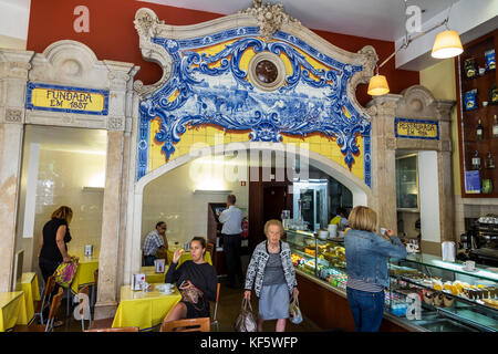 Lisbona Portogallo,Rato,Pastelaria 1800,panetteria,caffè,edificio storico,interno interno,bancone,Art Nouveau,azulejos,murale in piastrelle dipinte,donna femmina Foto Stock