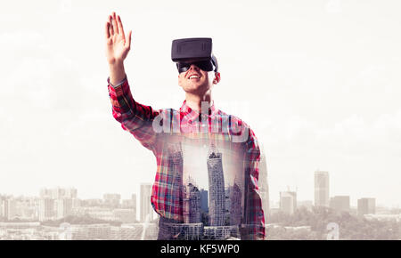 Ragazzo indossa controllato shirt e maschera virtuale di stiro a mano a Foto Stock