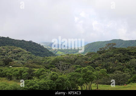 Vista a sud-ovest dal Cerro Plano, Santa Elena (Monteverde), provincia di Puntarenas, Costa Rica, America Centrale Foto Stock