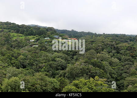 Vista del Cerro Plano e Monteverde Cloud Forest, Santa Elena (Monteverde), provincia di Puntarenas, Costa Rica, America Centrale Foto Stock