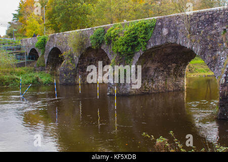 L antico in pietra costruito Shaw's ponte sopra il fiume Lagan vicino al piccolo villaggio di Mulino di Edenderry sulla periferia del sud di Belfast in Norther Foto Stock