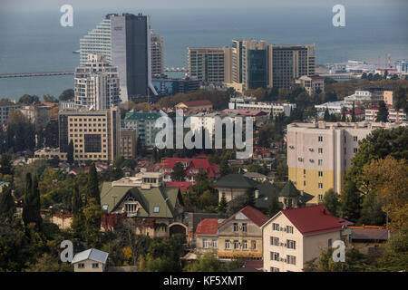 Vista aerea di centrak sochi sullo sfondo del mare in giornata soleggiata, Russia Foto Stock