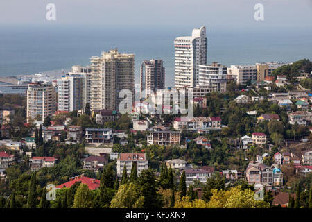 Vista aerea di centrak sochi sullo sfondo del mare in giornata soleggiata, Russia Foto Stock