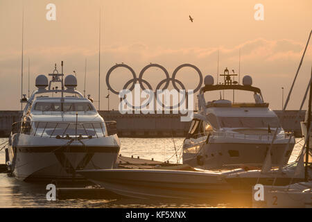 Vista di lussuosi yacht e barche nel porto di mare della città di Sochi sul Mar Nero, Russia Foto Stock