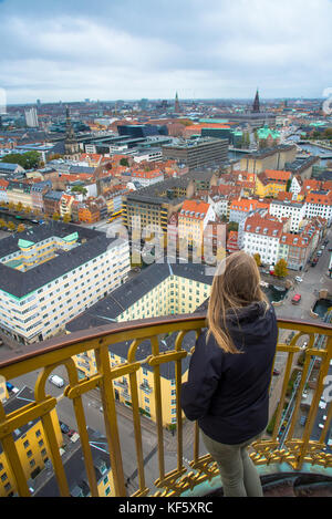 Il visitatore a Torre del vor felsener chiesa a Copenaghen, Danimarca Foto Stock