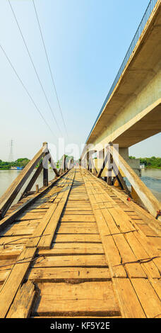 Mato Grosso do Sul, Brasile - 15 Settembre 2017: il vecchio ponte di legno sopra il Rio Miranda fiume conservato come un patrimonio comunale in Passo fare Lontra regio Foto Stock