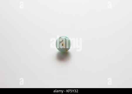Marmo colorato sfera su sfondo bianco Foto Stock