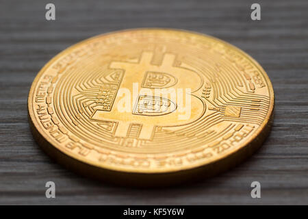 Close-up di un bitcoin sulla scrivania Foto Stock