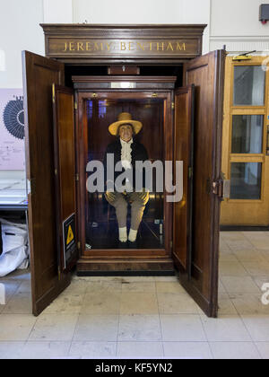 L'Auto-icona di Jeremy Bentham (corpo morto mummificato) in mostra all'University College di Londra, Inghilterra, Regno Unito Foto Stock