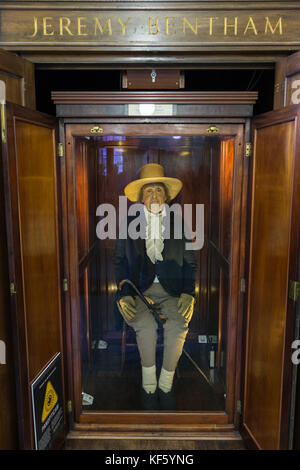 Jeremy Bentham's Auto-Icon (mummificati corpo morto) sul display dello University College di Londra, Regno Unito Foto Stock