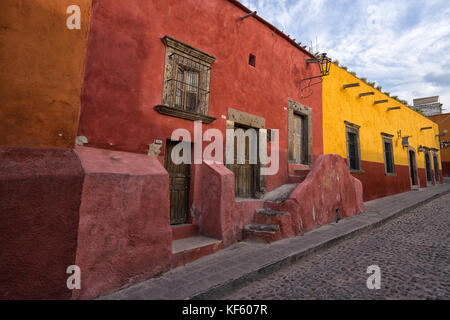 1 marzo 2016 san miguel de allende, Messico: edifici coloniali lungo la strada di ciottoli nel centro storico della famosa città turistica Foto Stock