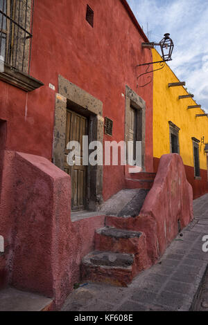 1 marzo 2016 san miguel de allende, Messico: colorati edifici coloniali lungo la pietra ciottoli street nel centro storico della famosa zona turistica t Foto Stock