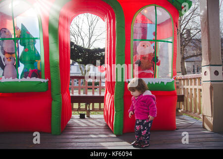 Il toddler camminando verso il Natale o vacanze visualizza. Foto Stock
