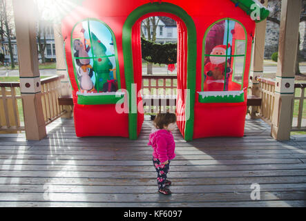 Il toddler camminando verso il Natale o vacanze visualizza. Foto Stock