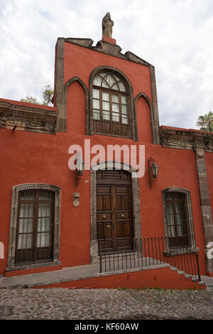 1 marzo 2016 san miguel de allende, Messico: colorfu edifici coloniali lungo la pietra ciottoli stree nella popolare cittadina turistica Foto Stock