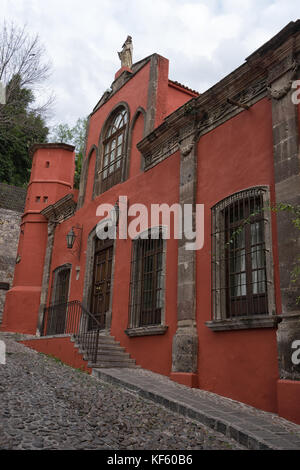 1 marzo 2016 san miguel de allende, Messico: colorati edifici coloniali lungo la pietra ciottoli street nella popolare cittadina turistica Foto Stock